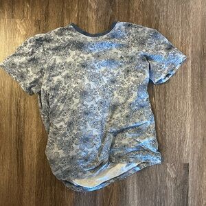 Penguin men's flower graphic tshirt medium